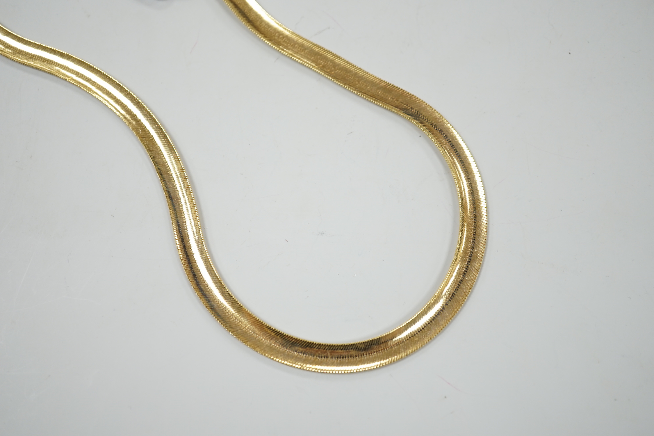 A modern Italian textured 9ct gold necklace, 46cm, 26 grams.